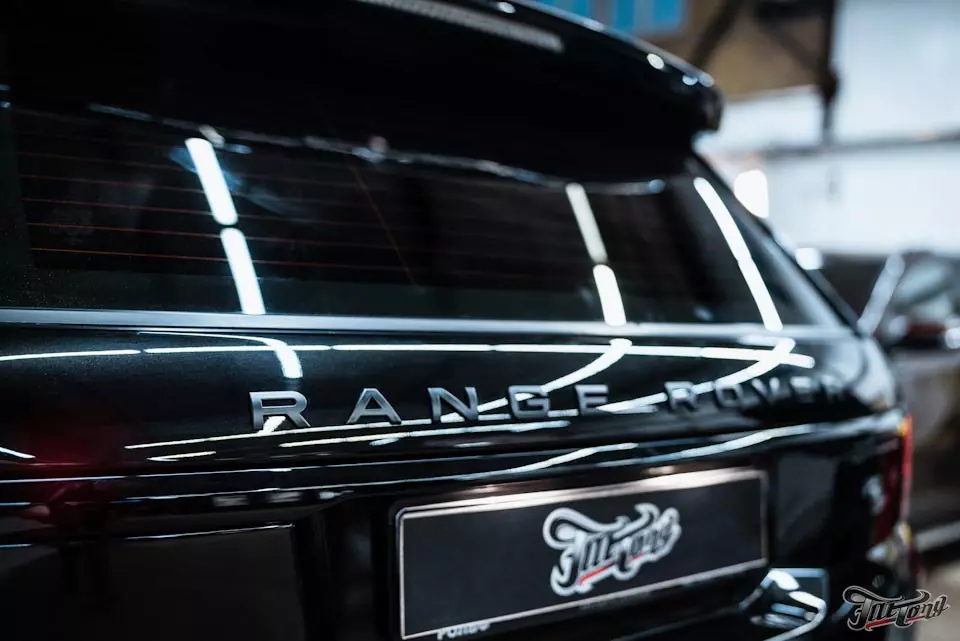 Range Rover Sport. Сабвуфер в крыло, химчистка салона, полировка и антихром кузова, окрас суппортов в красный кенди!